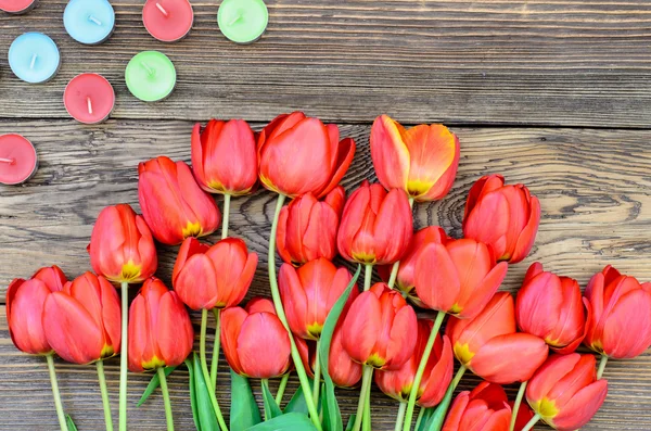 Tulipany i świece — Zdjęcie stockowe
