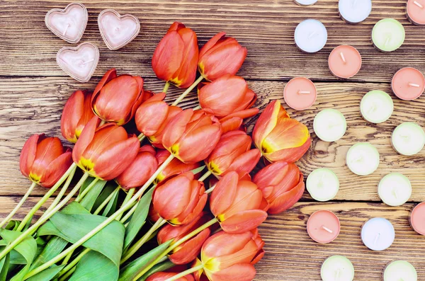 Tulipanes y velas del corazón —  Fotos de Stock