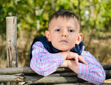 Çocuk silah üzerine ahşap çit yaslanmış