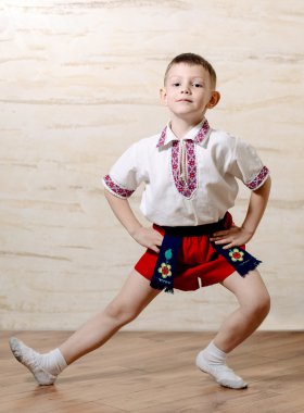 Küçük çocuk bir bale poz pratik