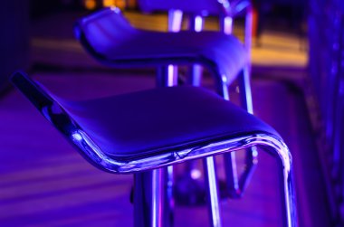 Gece kulübünde boş Bar tabure