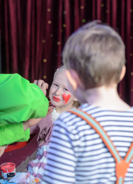 Мальчик, наблюдающий за девочкой
