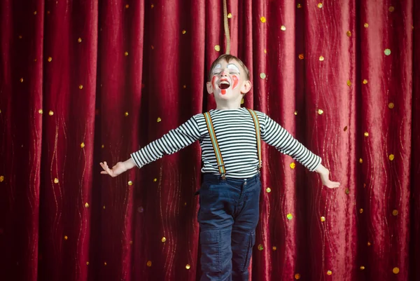 Pojke klädd som Clown på scenen — Stockfoto