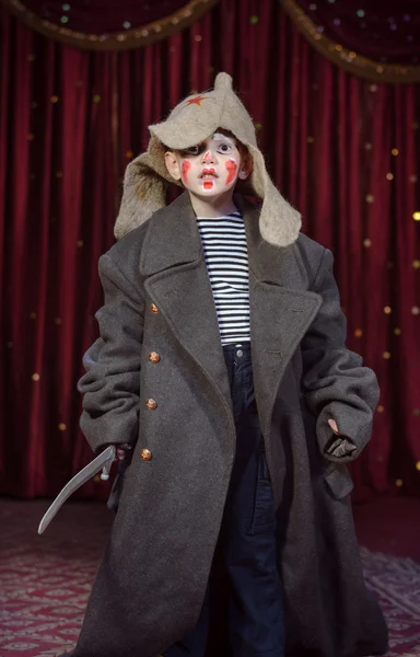 Junge trägt übergroßen Mantel mit Clown-Make-up — Stockfoto