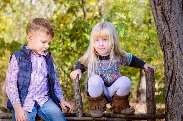 Porträtt av pojke och flicka i skogen — Stockfoto