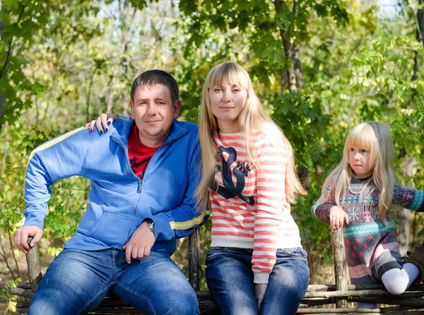 Retrato de familia pequeña en el bosque — Foto de Stock