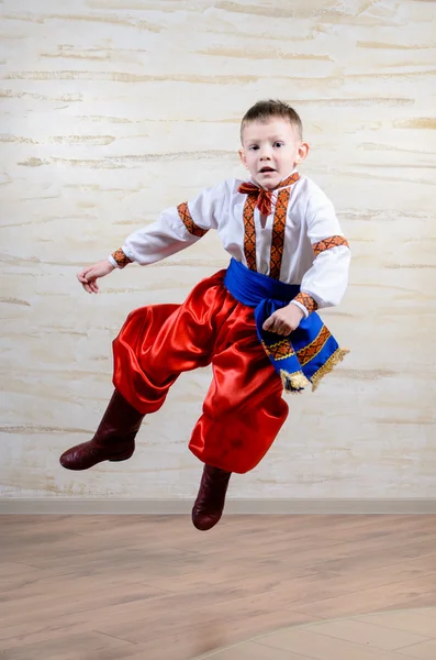 Niño talentoso realizando una danza tradicional — Foto de Stock