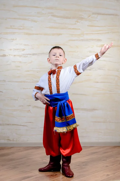 Menino de traje colorido fazendo dança popular — Fotografia de Stock