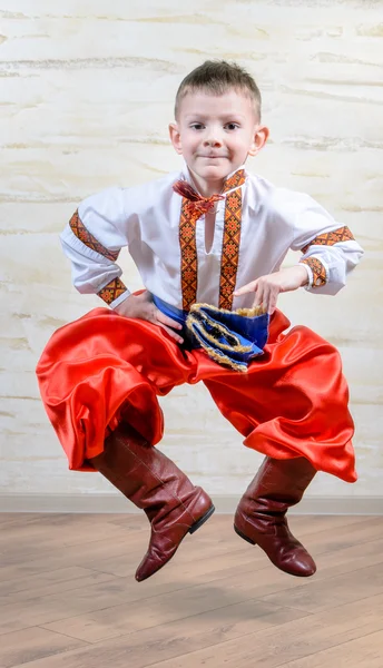 Ukrainisches Kind führt einen traditionellen Tanz auf — Stockfoto