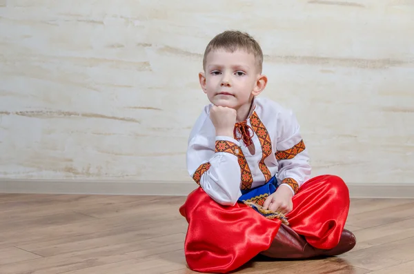 Menino inquiridor com traje popular tradicional — Fotografia de Stock