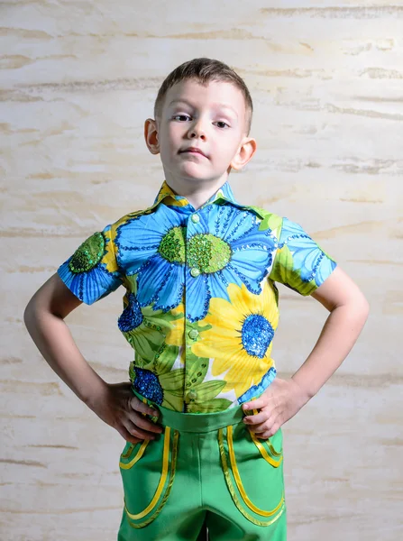 Junge trägt Hemd mit Blumenmuster und die Hände auf den Hüften — Stockfoto