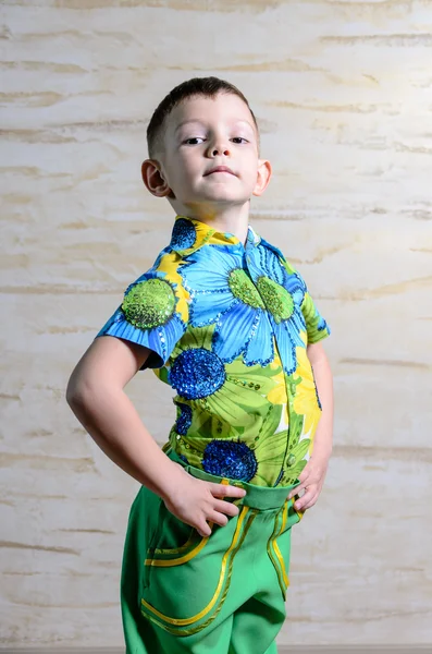 Menino Vestindo Camisa Estampada Floral com Mãos nos Quadris — Fotografia de Stock