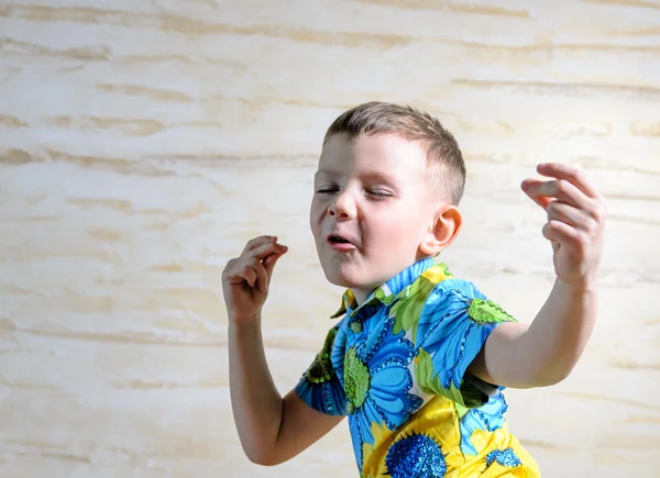 Nahaufnahme eines kleinen Jungen, der singt und tanzt — Stockfoto