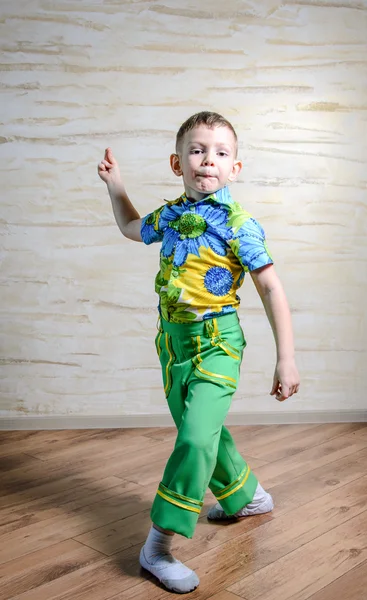 Jonge jongen dansen en vingers magnetisch uitlijnen — Stockfoto