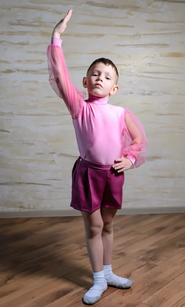 Chłopiec w taniec różowy strój pozowanie ręką się — Zdjęcie stockowe