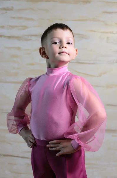 Хлопчик в рожевому танці позує в студії — стокове фото