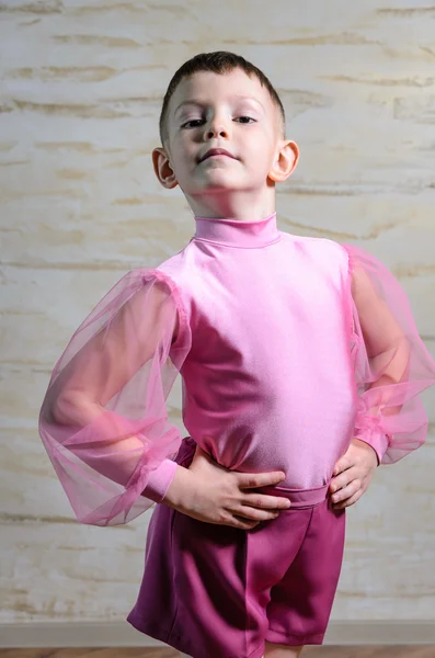 Chłopiec w taniec różowy strój pozowanie Studio — Zdjęcie stockowe