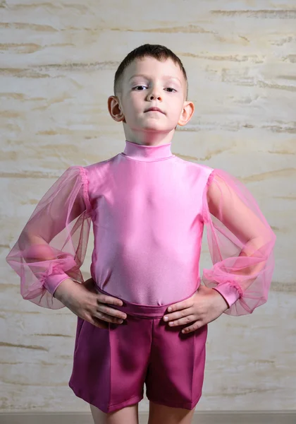 Junge im rosa Tanzoutfit posiert im Studio — Stockfoto