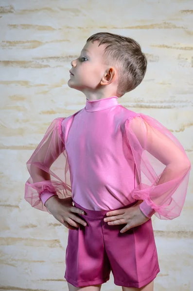 Хлопчик в рожевому танці позує в студії — стокове фото