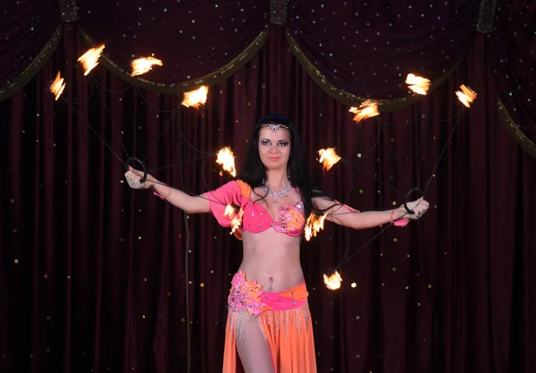火灾与燃烧的火圈表演的舞者 — 图库照片
