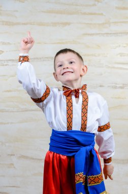 Yukarı dönük bir halk kostüm giyen çocuk