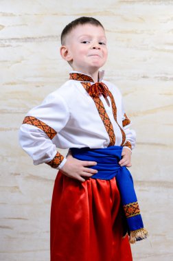 Renkli bir kostüm gurur genç çocuk