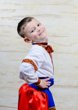 Renkli bir kostüm gurur genç çocuk