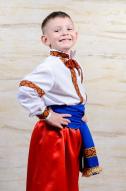 Renkli bir kostüm gurur genç çocuk