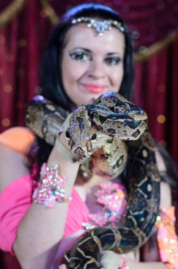 Büyük yılan yılan oynatan kimse dansçı portresi