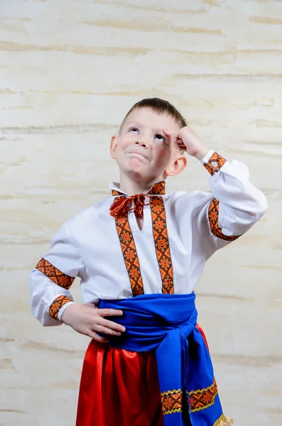Anak menunjuk ke atas sambil mengenakan kostum rakyat — Stok Foto