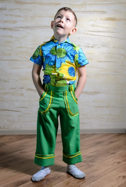 Adorable niño mirando hacia arriba con una expresión divertida —  Fotos de Stock