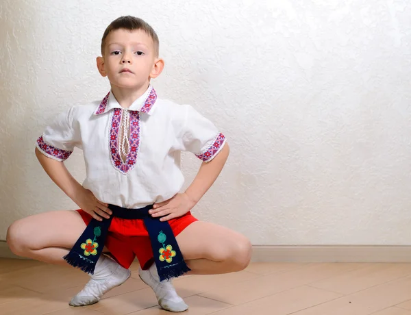 Ukrainischer Junge während einer künstlerischen Performance — Stockfoto