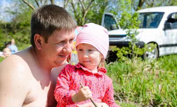 Vader en dochter genietend van een picknick voorjaar — Stockfoto
