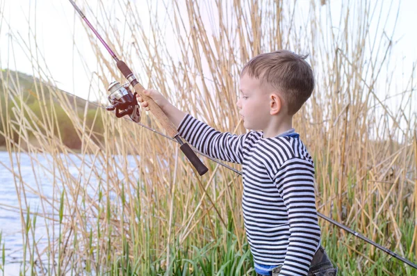 Beau jeune enfant tenant son bâton de pêche — Photo