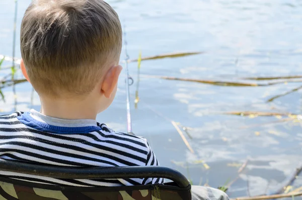 Petit garçon pêche relaxante à un lac — Photo