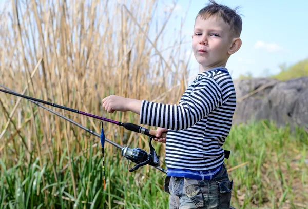 Knappe jongen die zijn hengel vasthoudt — Stockfoto