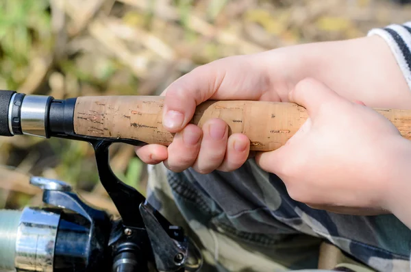 Jeune garçon pêche avec une bobine de filature — Photo