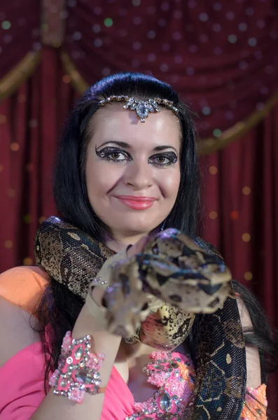 Porträtt av Snake Charmer dansare med stor orm — Stockfoto