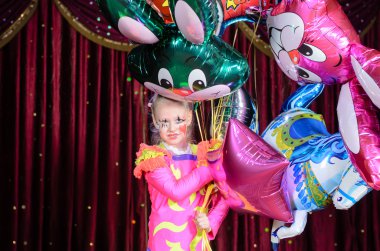 Balonlar grup sahne alanı'nda tutan kılık kız