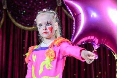 kız yıldız holding Palyaço Kostüm balon şeklinde