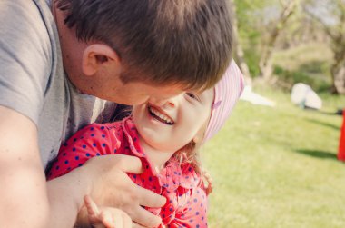 sarılma genç kızı açık havada baba