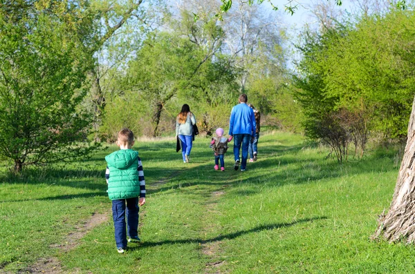 Familie samen wandelen langs landweg — Stockfoto