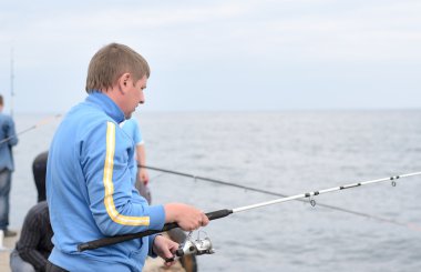 adam bir iskele arkadaşlarınızla Balık tutma