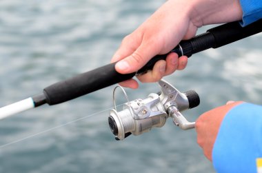 bir çubuk ve spinner makara kullanarak balıkçı