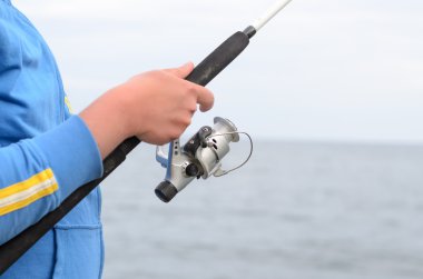 bir çubuk ve spinner makara kullanarak balıkçı