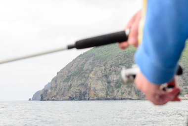 bir çubuk ve spinner makara kullanarak balıkçı