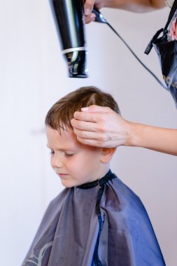 onun saç darbe kuru olan küçük çocuk