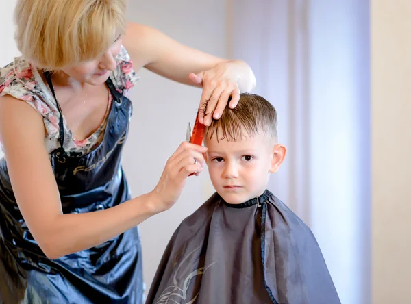 Hairdresser cutting a little boys hair — Stock Photo, Image