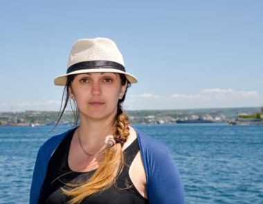 Deniz kenarında gülümseyen moda kadın