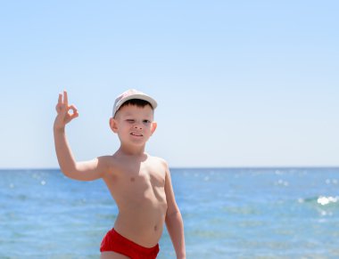 iyi el işaret gösteren Plajı'nda yakışıklı çocuk